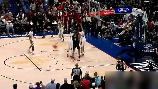 胖虎一肘子把莫布里干倒，裁判装没看见！骑士这帮人没吵，直接把球给哈登，看他怎么玩