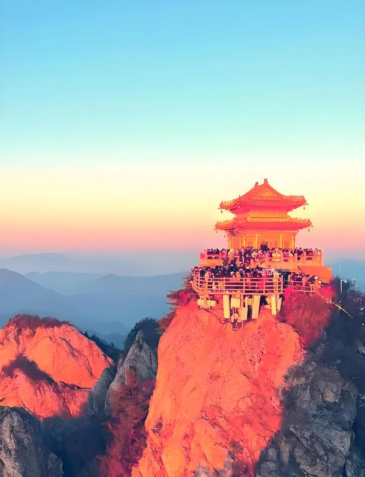 玉龙黎明——老君山国家地质公园
在彩云之南的深处，隐匿着一处宛如仙境却又充满神奇