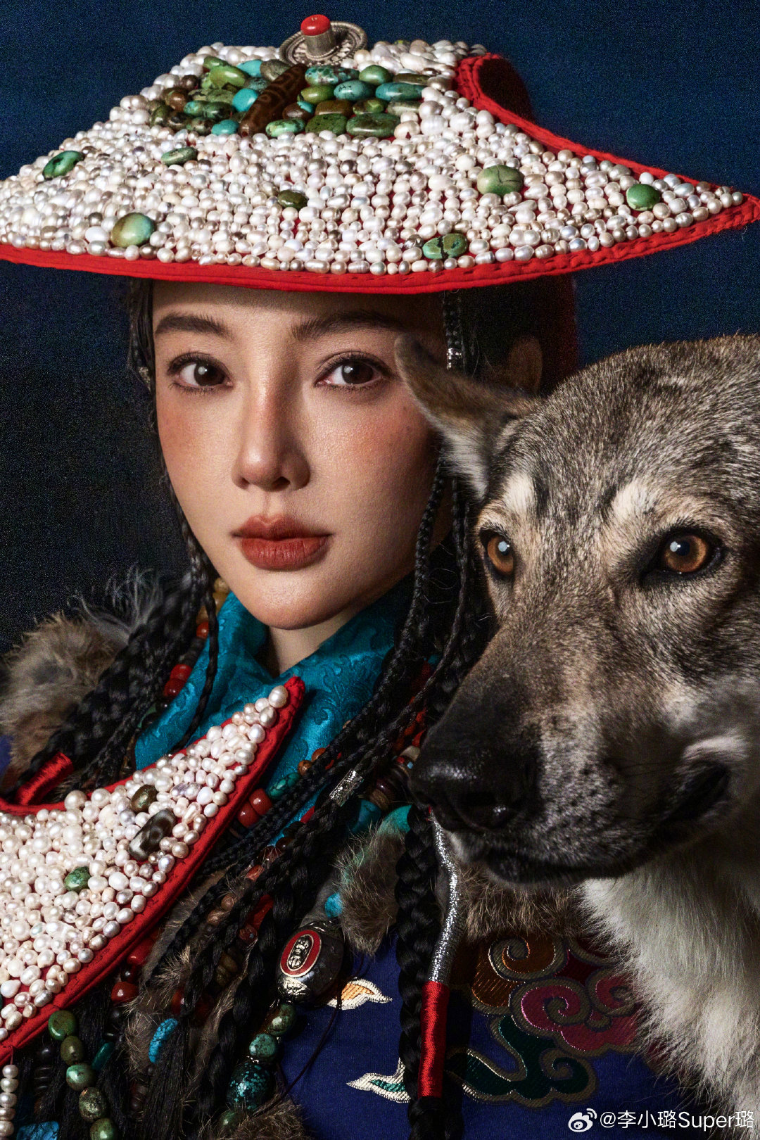 ”莫听穿林打叶声，何妨吟啸且徐行。竹杖芒鞋轻胜马，谁怕？一蓑烟雨任平生。“坚守本