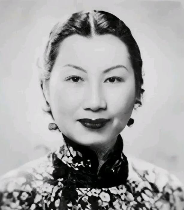 [微风]1982年，75岁的关露躺在病床上，中央派人给她宣读一份平反文件：“关露