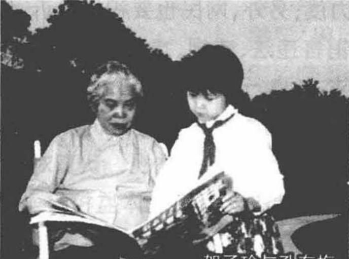 1979年初春，上海武康路的梧桐刚冒新芽。清晨的细雨停下后，七十岁的贺子珍独自推