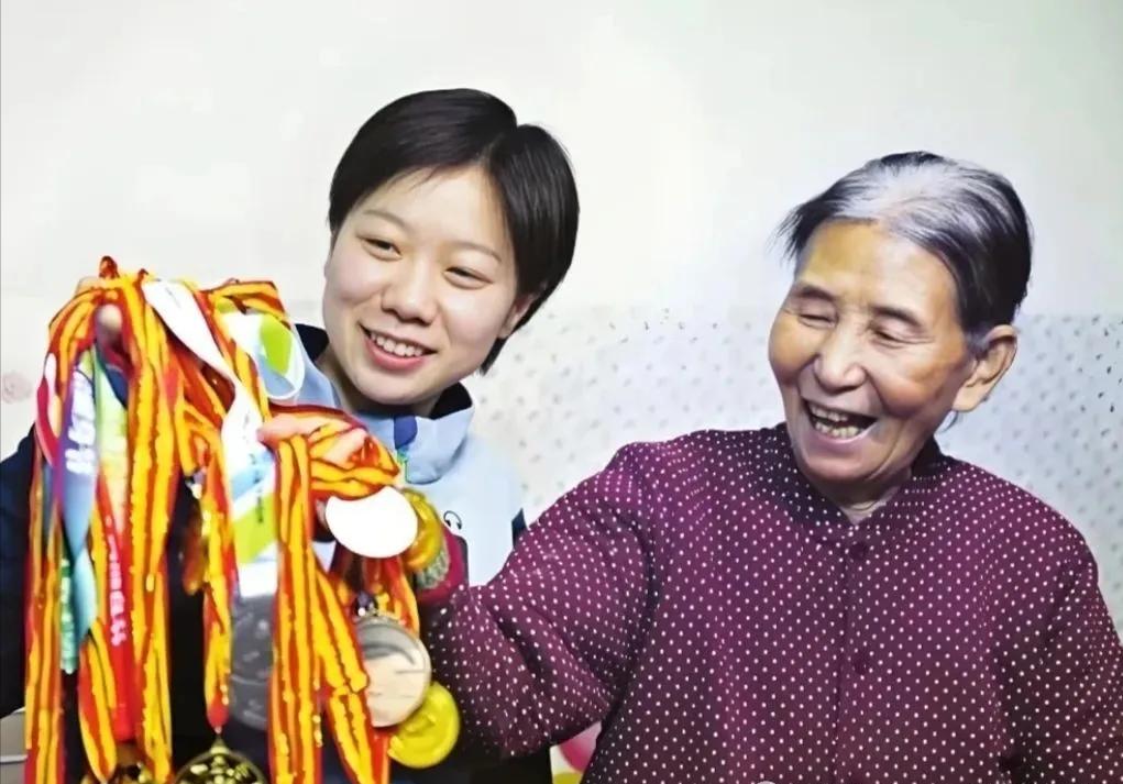 1994年，太原一女婴因出生就残疾，惨遭父母抛弃在火车站，一位拾荒老太太见状，不