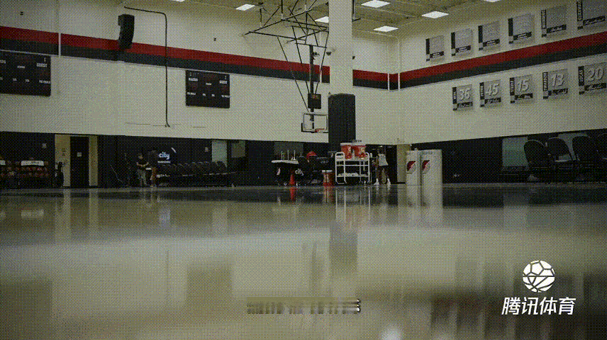 杨瀚森在NBA的起步并不容易，但他的奋斗精神让他从质疑声中走出来。坚持不懈、勇敢