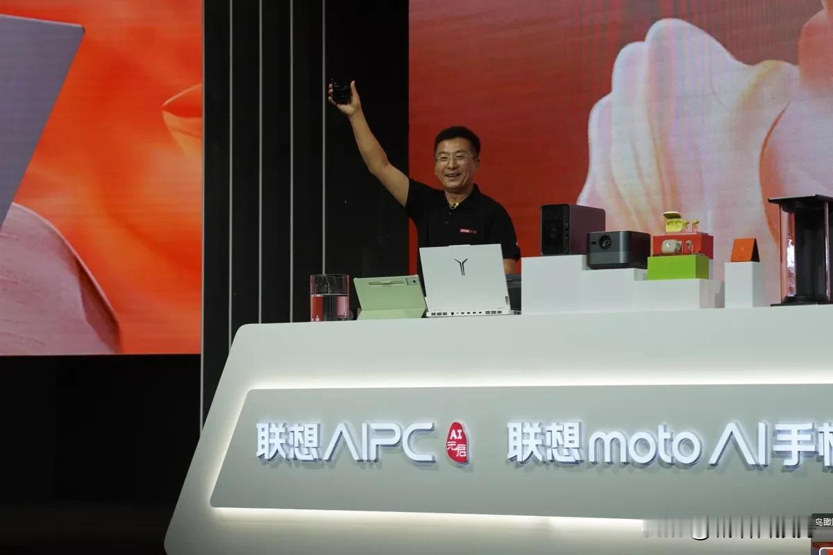 用单反拍摄张华总从盛满水的器皿中取出moto razr 50 Ultra AI元