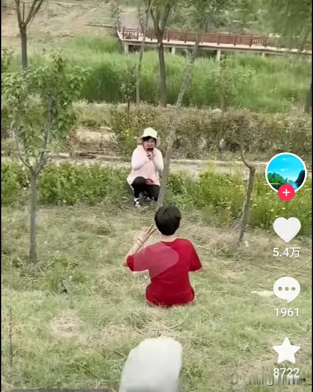 二个女子正在拍照，后面一个石头滚落下来，她们全然不知，则边睡觉的狗狗立马起身跑过