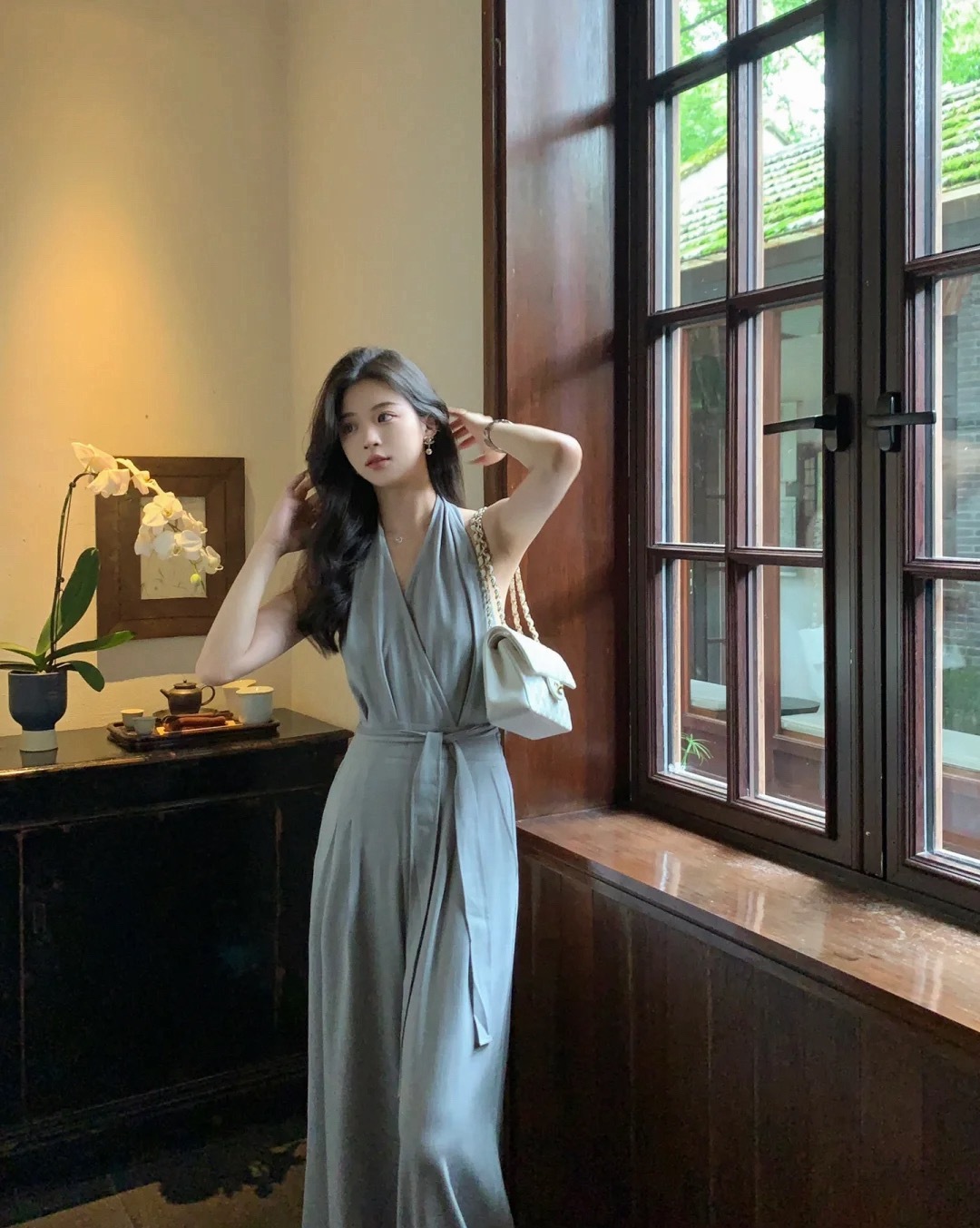 搭配的具体方法就是穿高腰线的衣服，多穿上下一体式的服装，能够减少身材视觉上的分割