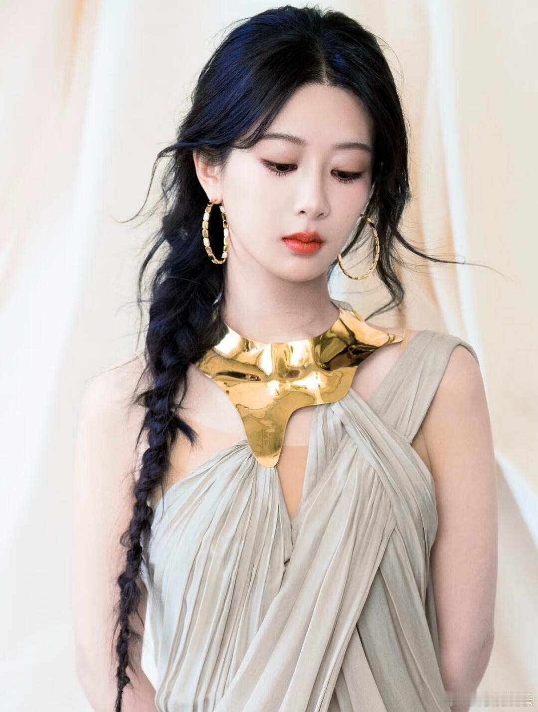杨紫杨旎奥只是曾用名不是原名杨旎奥只是童年曾用名，杨紫小学就走完户籍更名流程，学