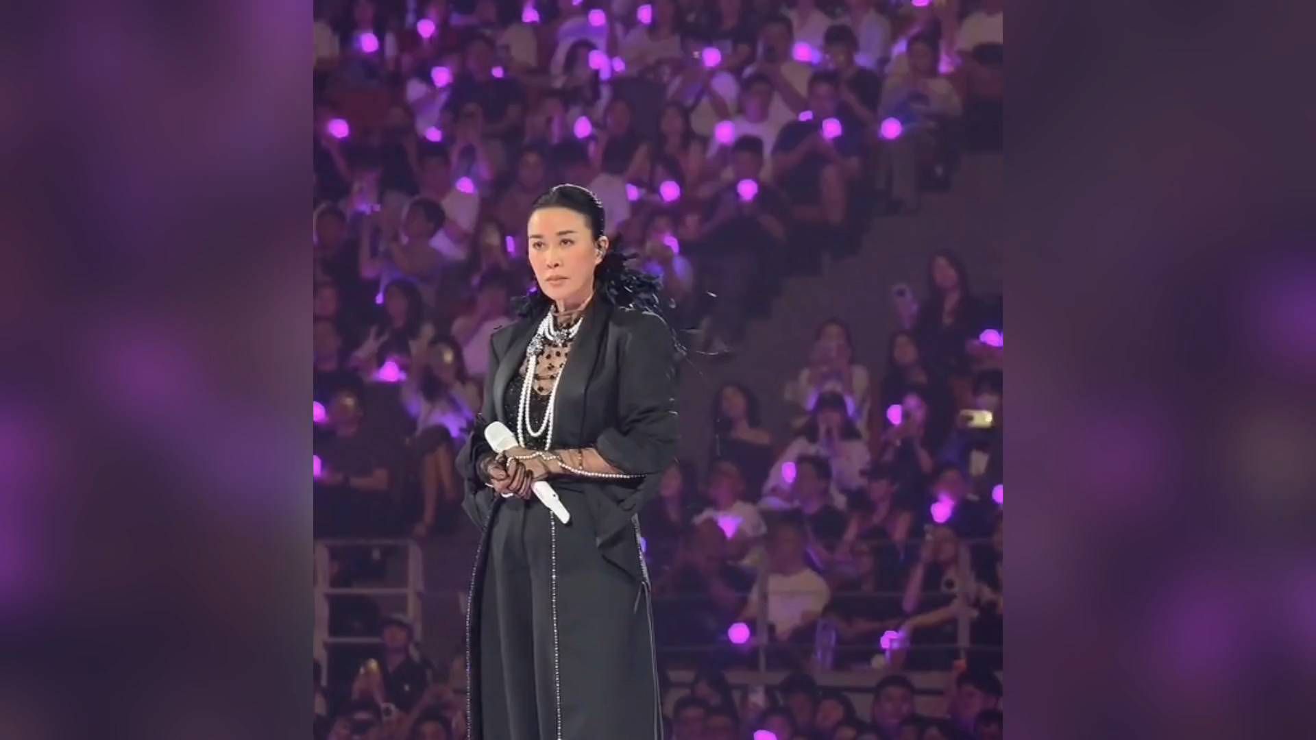 那英成都演唱会悼念良师益友刘欢老师，向刘欢致敬，带来一首《弯弯的月亮》