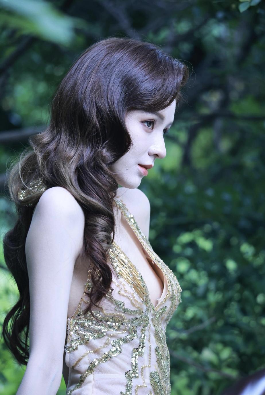 这才是小说女主，
予曦姐姐！
这是把时尚玩明白了呀，
金色礼服真的绝了！
