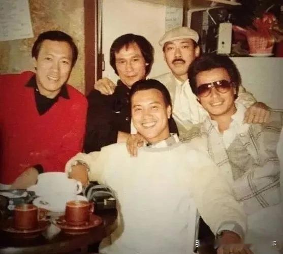 1984年10月，万梓良和香港电影圈友人们的一张合影

左起：石修、冯淬帆、陈惠