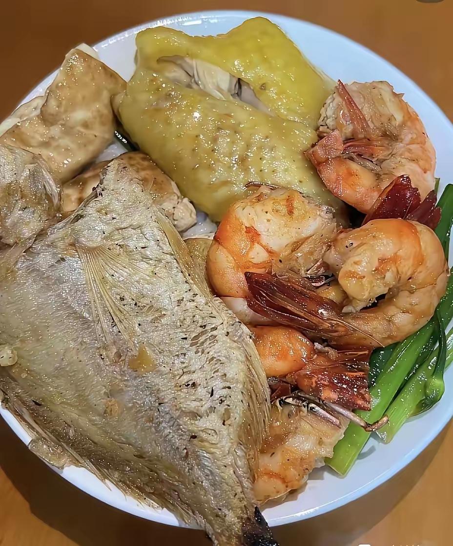 加班晚点了，洒洒老婆给丈夫留的晚餐，还算可以吧。