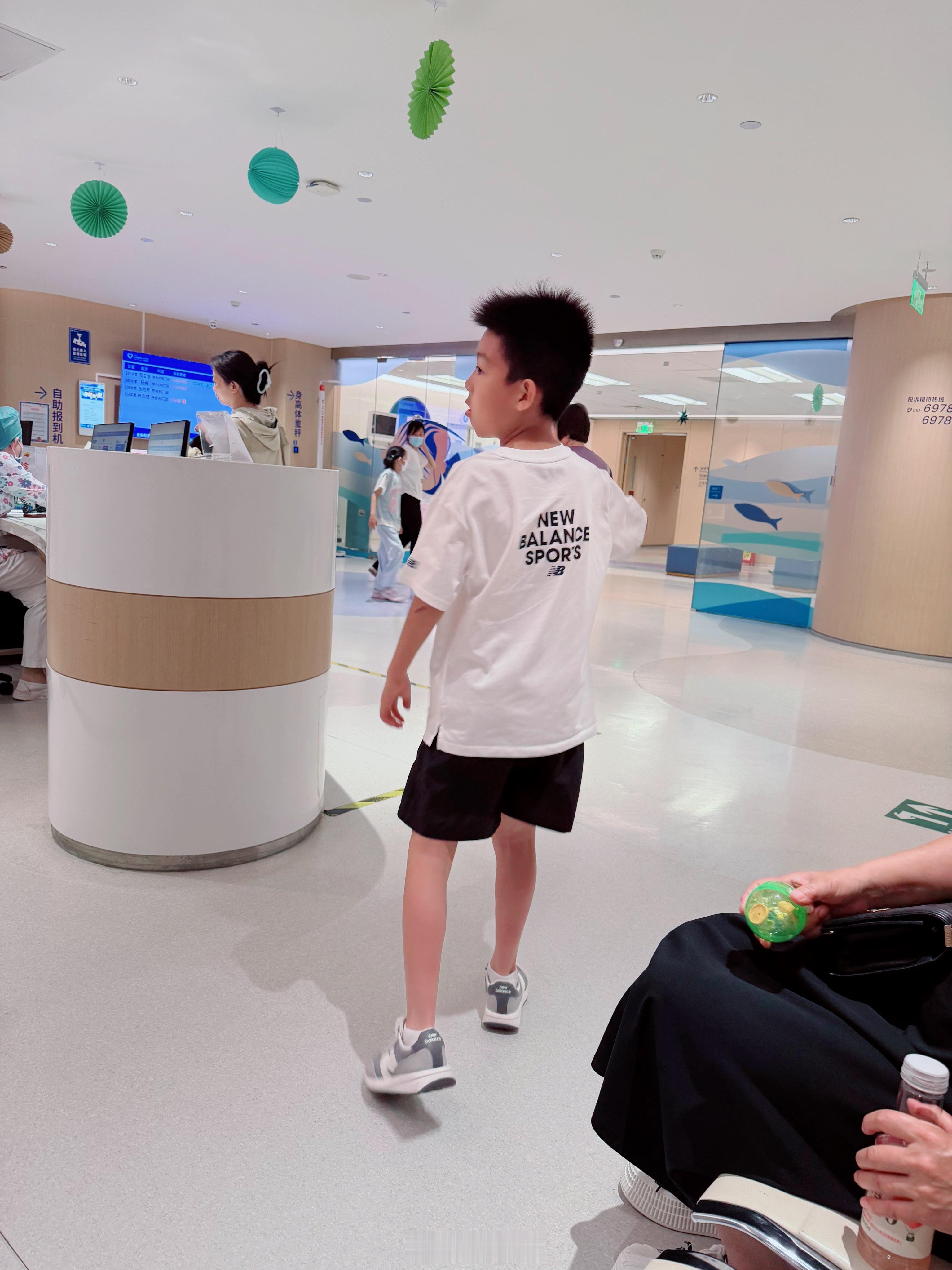 不上课来医院看病大哥非常开心 