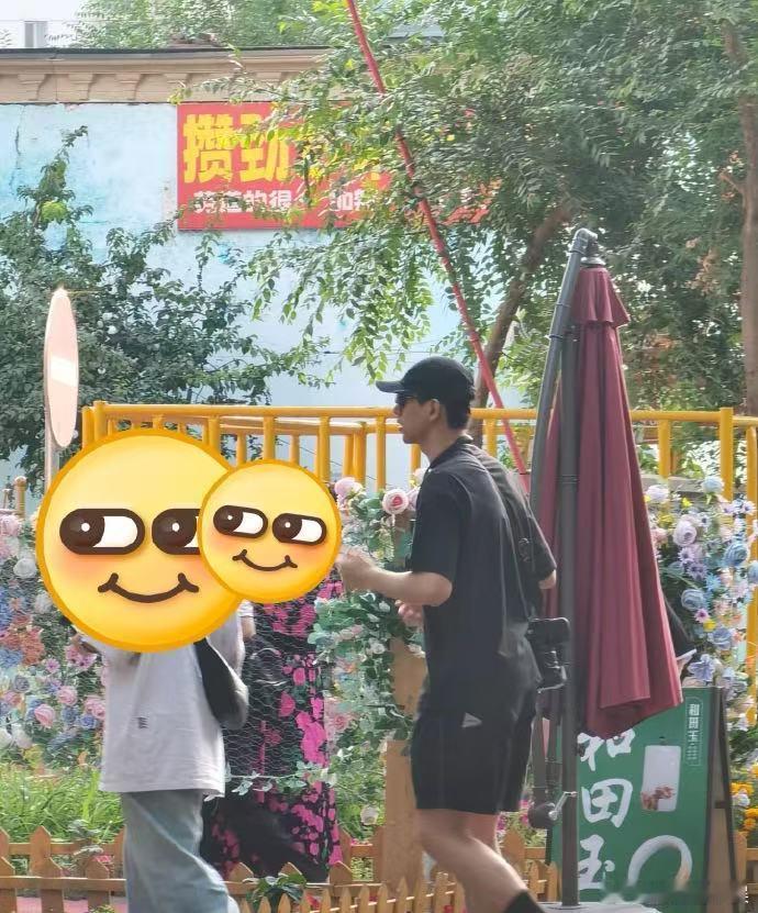 新疆偶遇李现逛街新疆偶遇李现逛街，是我家185大猛男没错了，旅行愉快新疆偶遇李现