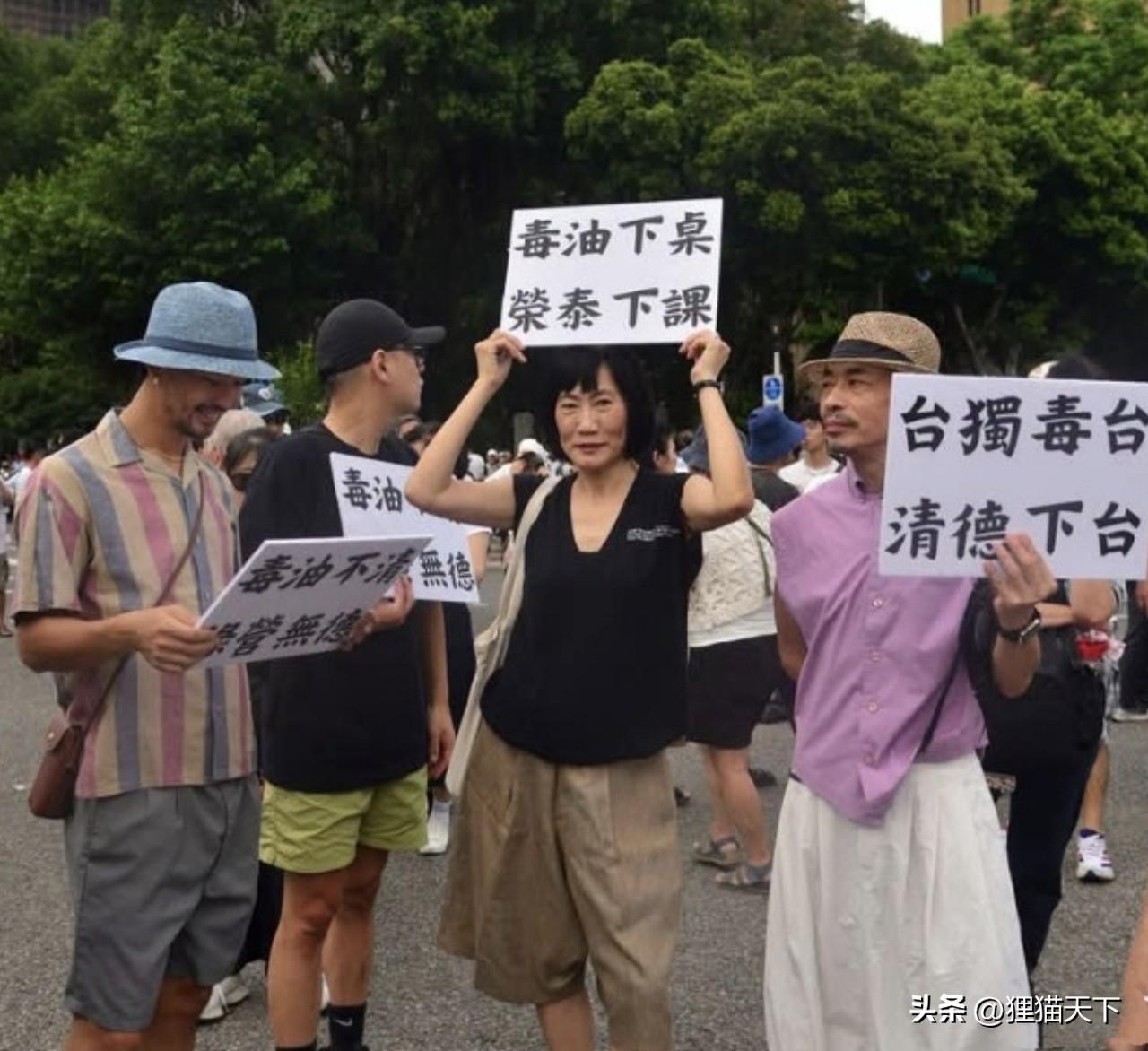 在台北，因食用油安全问题引发了民怨沸腾，中山南路景福门周围去的人还挺多，这是蓝白