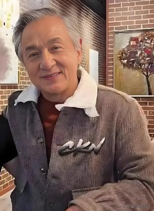 成龙大哥这辈子大概率要遗憾终生了！他挣再多的钱，再有巨星光环，2025年，已经7