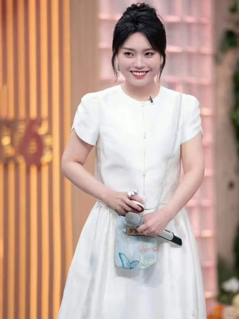 辛云来让李雪琴摸腹肌  你好星期六 李雪琴手被死死按在腹肌上无处可动，辛云来这段