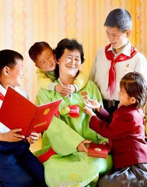 朝鲜妇女生养9名子女被授予劳动英雄称号

居住于黄海北道胜湖郡内谷工人区的郑英兰