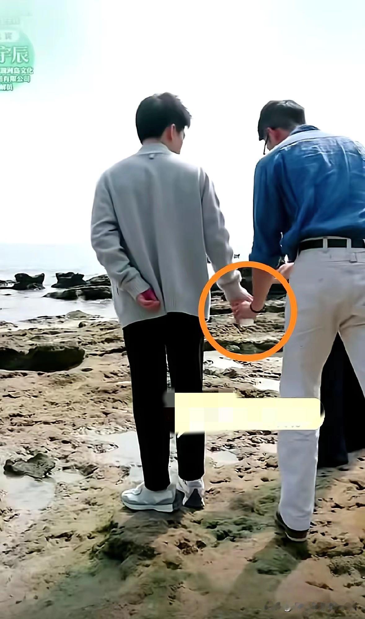 东北人就是心细，情商高，汉森眼里有活，每次去外彩排或者外城直播，汉森都会走在同事