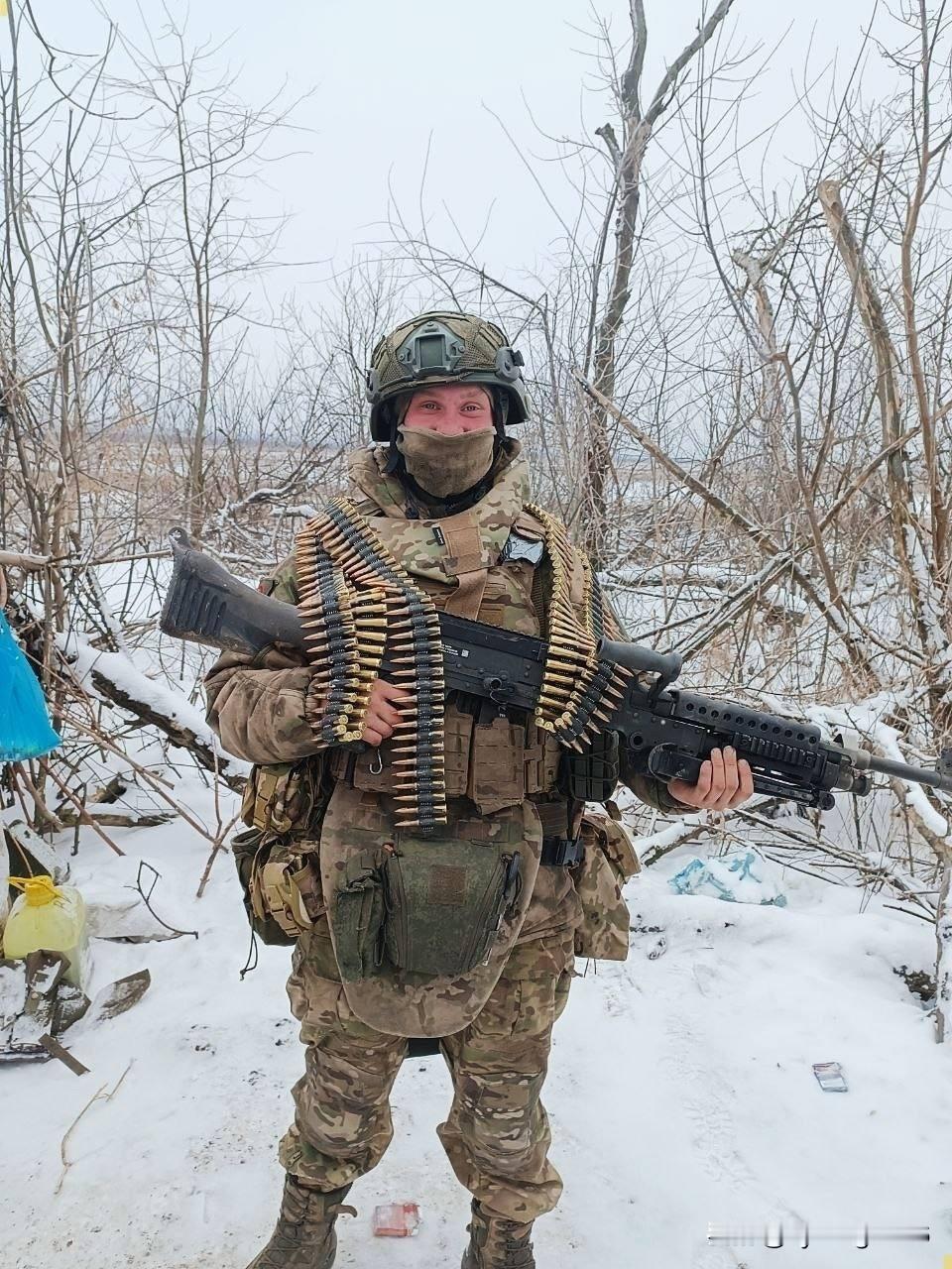 🇷🇺一名俄罗斯武装部队士兵手持缴获的M240B机枪。