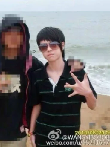我呢，只是一个从小到大一直走在时尚前沿的男人罢了 王一博