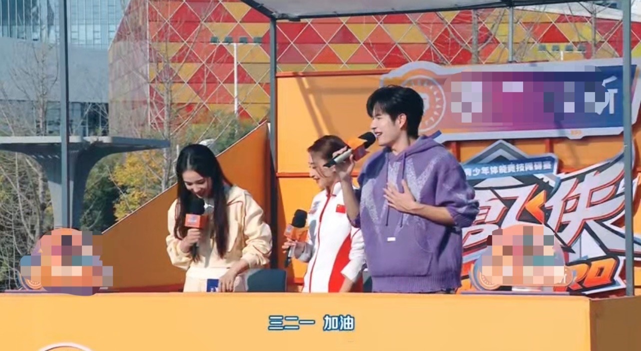 张颜齐燃到恨不得自己上场 张颜齐在《劲勇飞侠》第一季决赛解说时看到小朋友们比赛时