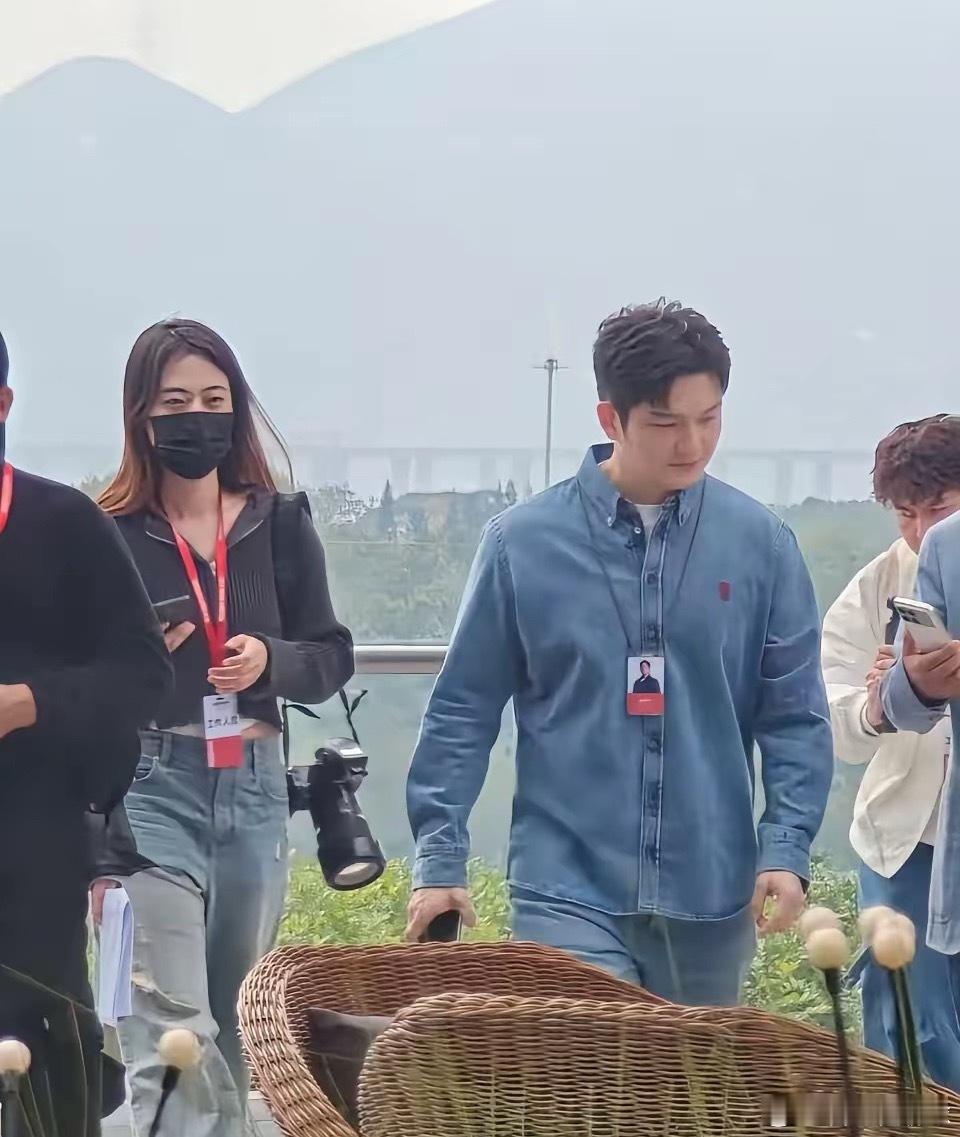 樊振东来了！樊振东来到小米大厦了。今天樊振东这个牛仔衬衫外套加牛仔裤系列太帅气了