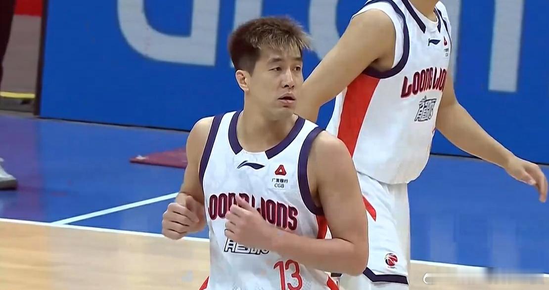 龙狮男篮战胜青岛男篮郭艾伦复出两场都赢了 赵嘉义绝杀三分不中，龙狮男篮2分险胜收