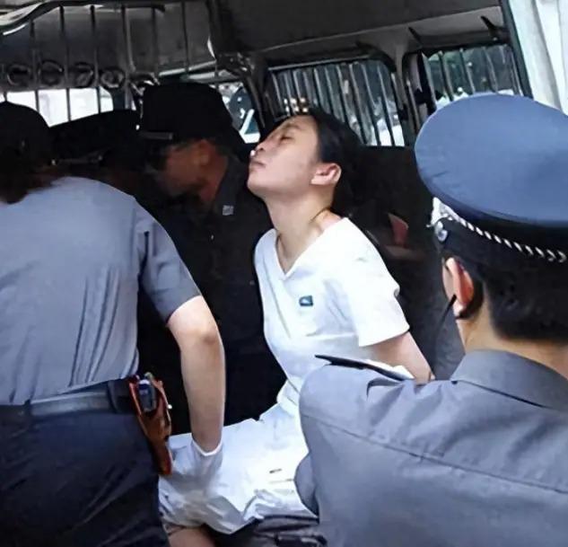 2004年6月25日早晨，福建省福州监狱内，方晓红身着一袭白衣，安静地站在行刑车