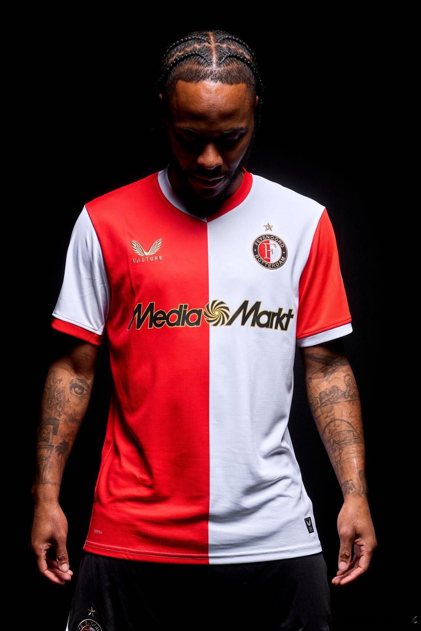 🔴⚪斯特林加盟费耶诺德宣传写真加盟时受到球迷的热烈欢迎~要跟着范佩西征战荷甲了