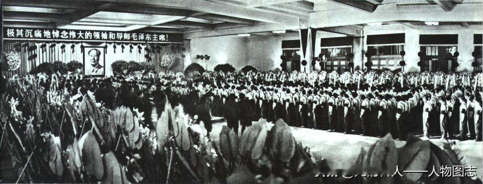 1976年9月首都工人怀着极其悲痛的心情，瞻仰伟大领袖毛主席的遗容。