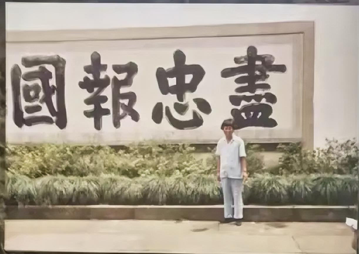 《尽忠报国》碑
       去岳王庙时，看到那“尽忠报国”的铁碑，心里满是震撼