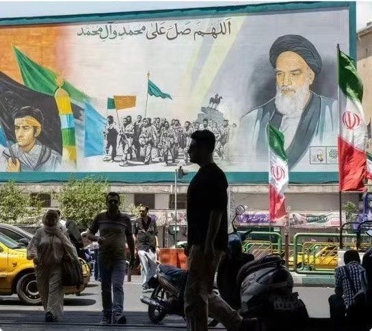 🇺🇸🚁🔥🇮🇷✈️
周一晚间，
美国媒体报道：
美军一架直升机，
在霍