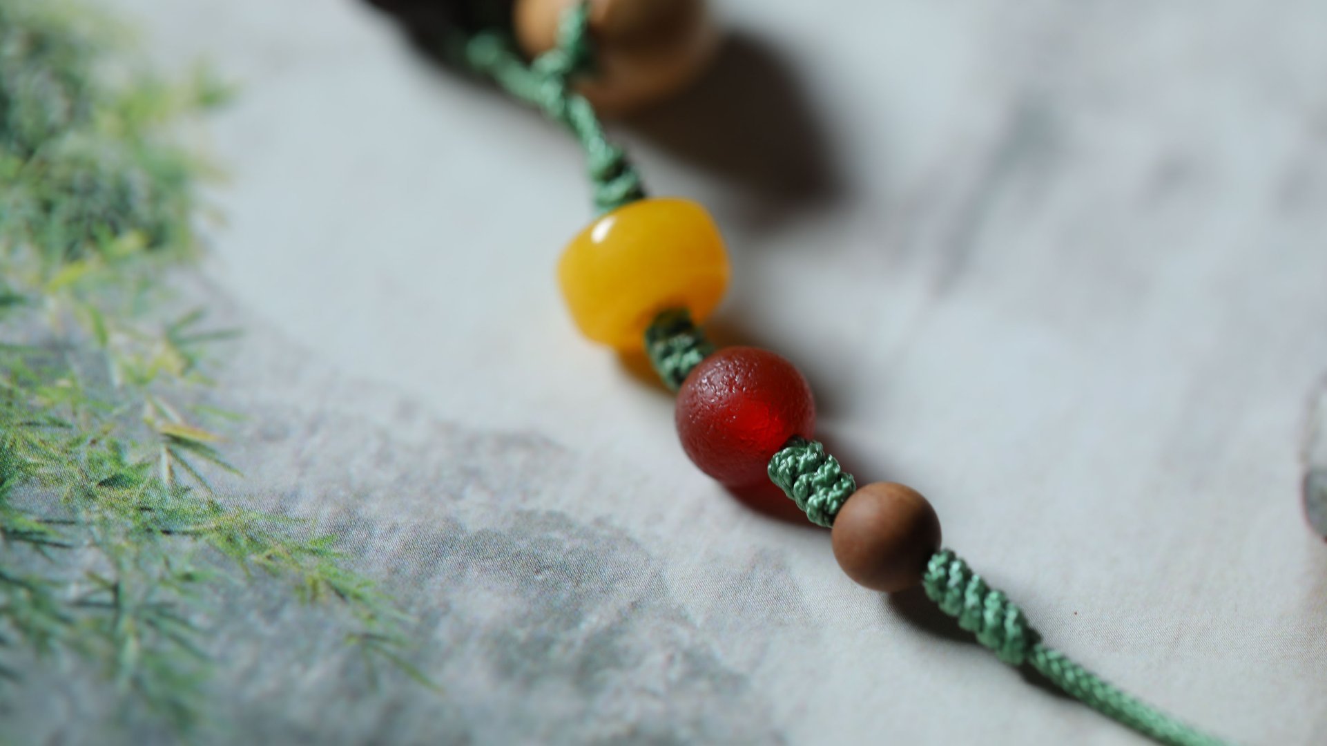 【芳华】 吊坠 手机挂 挂件此款吊坠整体配色清新活泼，花生与开心果的搭配则寓意着