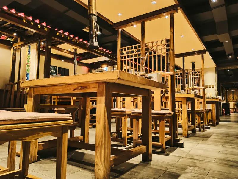 3月18日，女子吃火锅时自己没拿稳手机，把手机掉进锅里，事后还要求火锅店赔偿！店