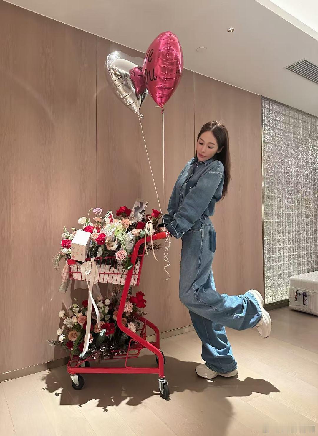 萧亚轩的花车是手推版 谁说花车一定要奢华？萧亚轩的手推花车才是清流！接地气的设计