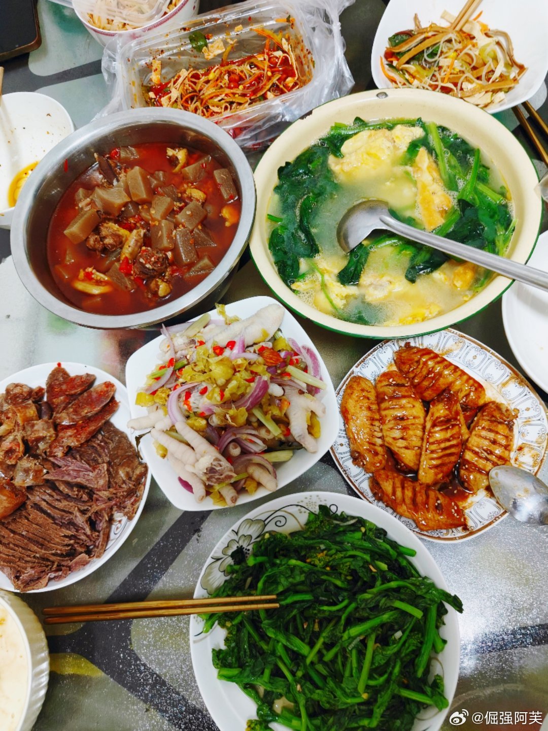 特别喜欢吃泡鸡爪，自从有一次买了一个不知道啥牌子的鸡爪，吃在嘴里有一种特别的味道