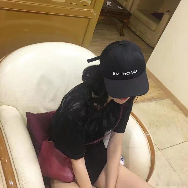天那15 16年大学的穿搭 简直就是时代的眼泪。。。年轻的时候就很爱穿搭呀～～～