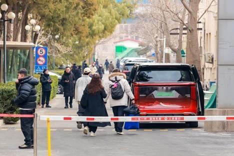 “马上红”车贴承载“马上有喜、鸿运当头”的吉庆寓意，成为春晚现场最具特色的视觉元