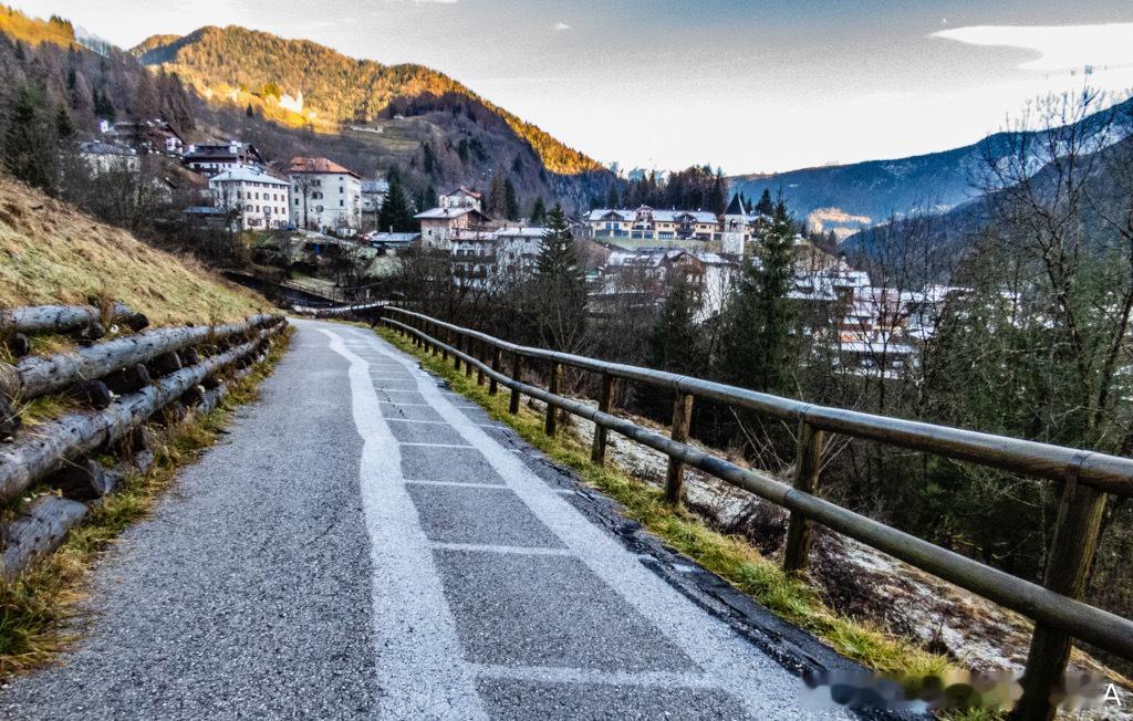 在拉丁文中，至日一词意指太阳暂停或静止。在冬至前后几天，太阳在地球天空中自北向南