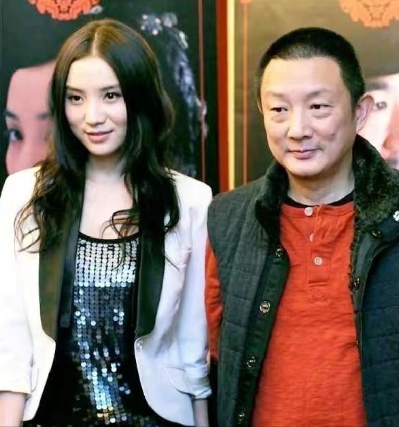 2007年，50岁的导演张黎爱上了27岁的宋佳，当时的张黎已经结了5次婚，为了娶
