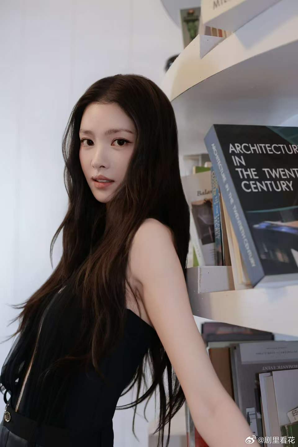 张艺上浪姐初舞台造型 黑长直+白蛋糕裙清爽到犯规！校园初恋感爆棚，和剧里反差感绝