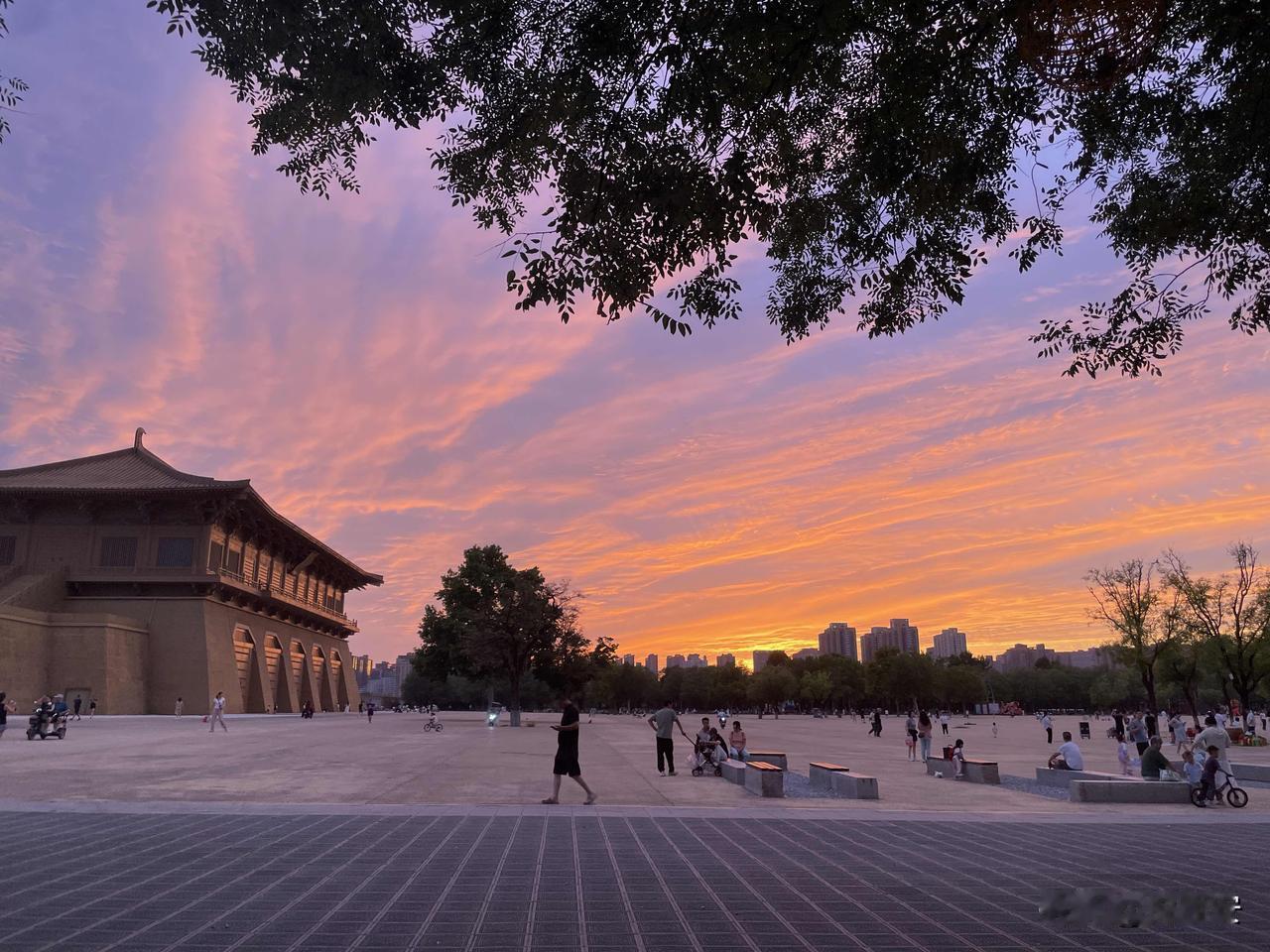 此时此刻，盛夏绝版晚霞照耀着西安这座伟大的城市