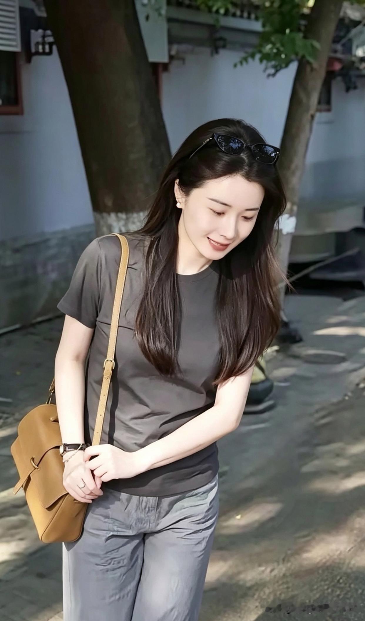 阳光正好的日子，简约穿搭就是打开清新日常的钥匙。
就像那位优雅女性，一件灰色无袖
