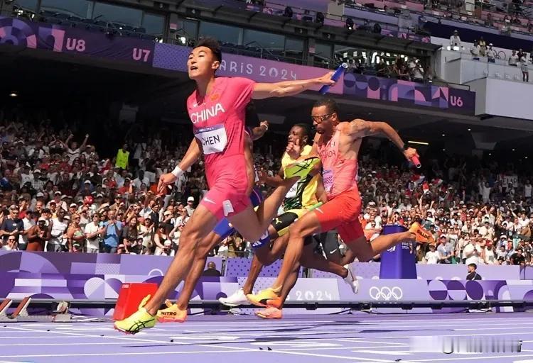 中国男子4*100米接力真是太给力！
奥运男子4*100米接力中国队排名第一进入