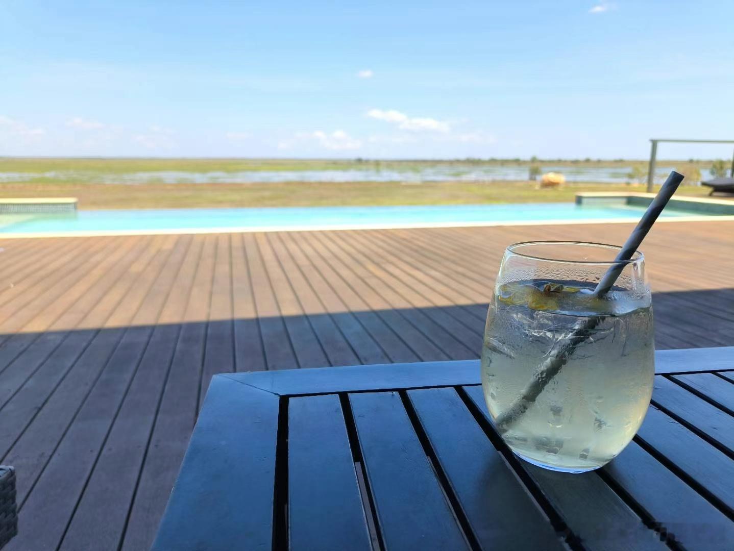 澳大利亚北领地，入住Finniss River Lodge，冰凉的欢迎饮品消除疲