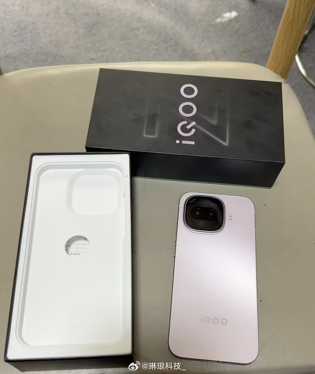 新机开箱｜iQOO Z11 Turbo浅粉色也太温柔了吧淡粉磨砂后盖搭配同色系金