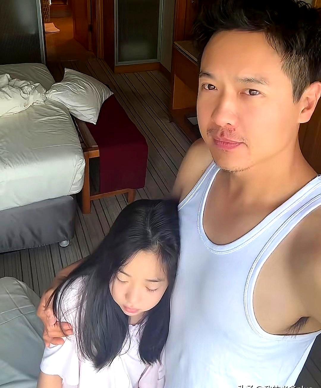 离婚家庭的孩子注定是个可怜小白菜？
看看43岁冒出不少白发的高云翔，硬是把单亲带