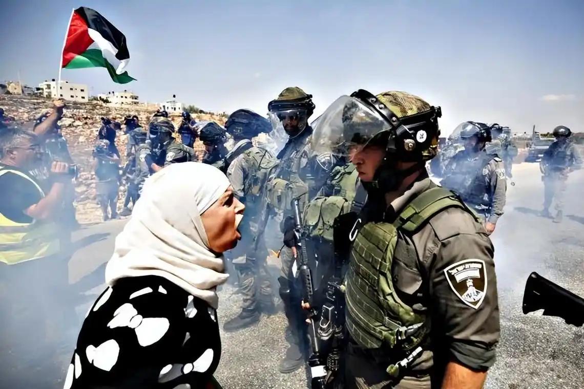 中东冲突升级直接掐断霍尔木兹海峡，全球能源供应拉响最高警报。联合国谴责局势恶化，