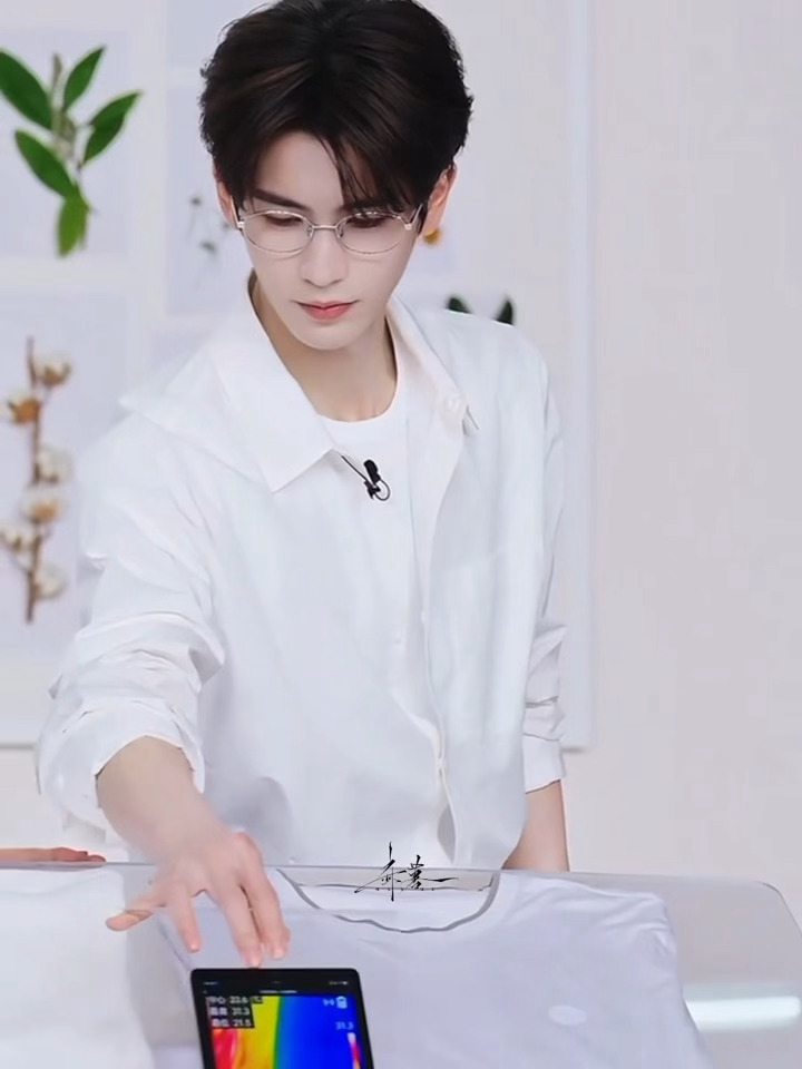 张凌赫今晚直播截图， 灵鹤真的完全是男神啊