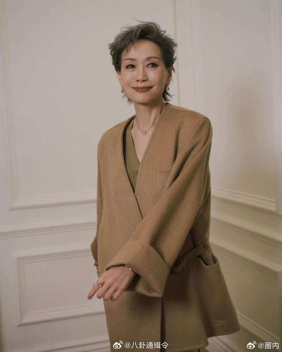 歌手直播叶童去了歌手现场叶童去看歌手了 舞台歌声此起彼伏，台下叶童静心观赏，氛围